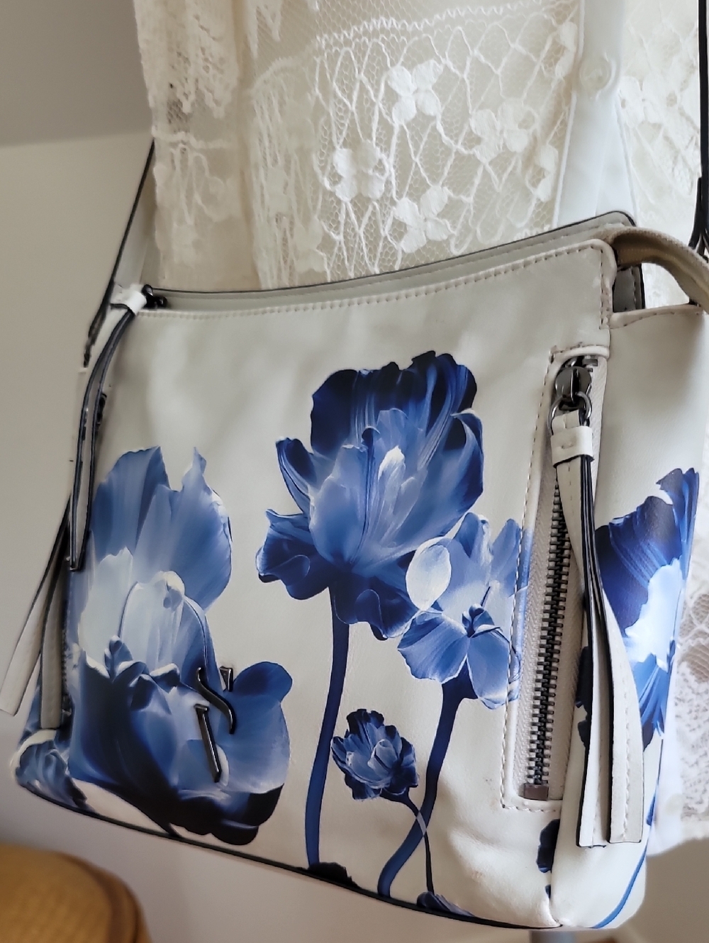 Simply Vera Vera Wang Cara Crossbody Bag. Blue Floral On Light Gray PU - Picture 3 of 14